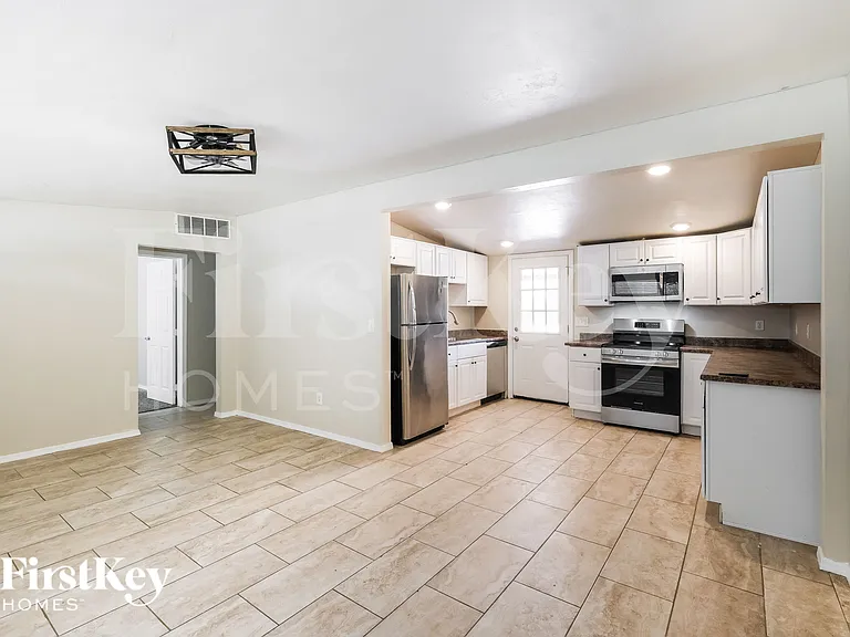 1124 W Cinnabar Ave — Photo 6