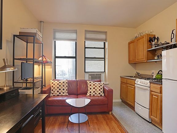3rd image of 530 Manhattan Ave APT 8