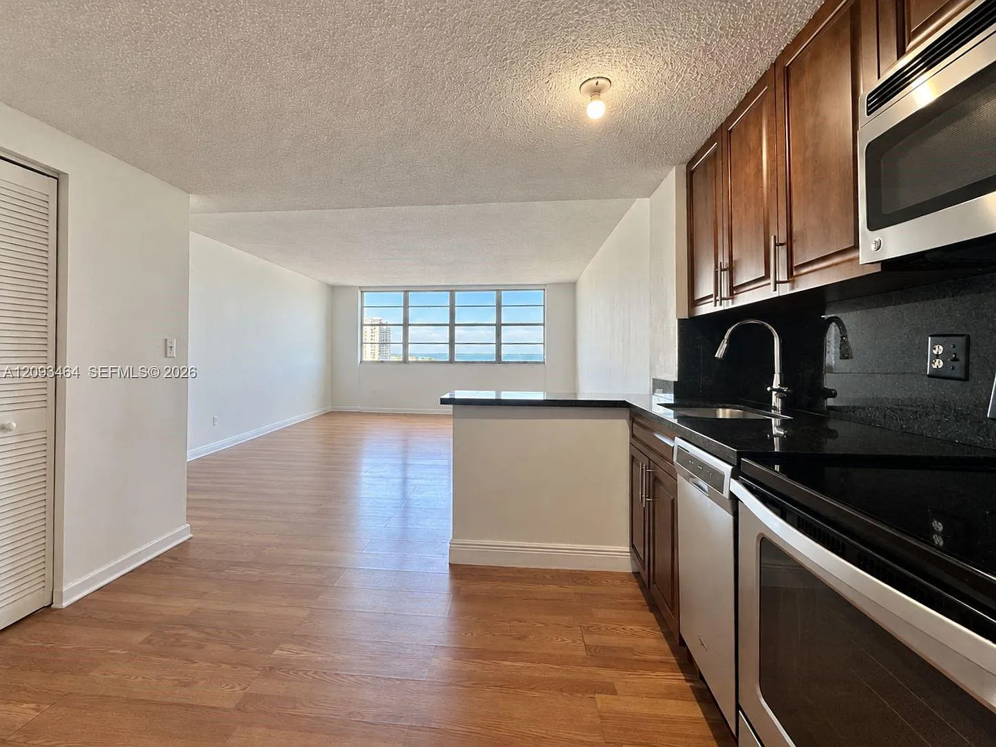 Four Ambassadors Condo Ph — Photo 2