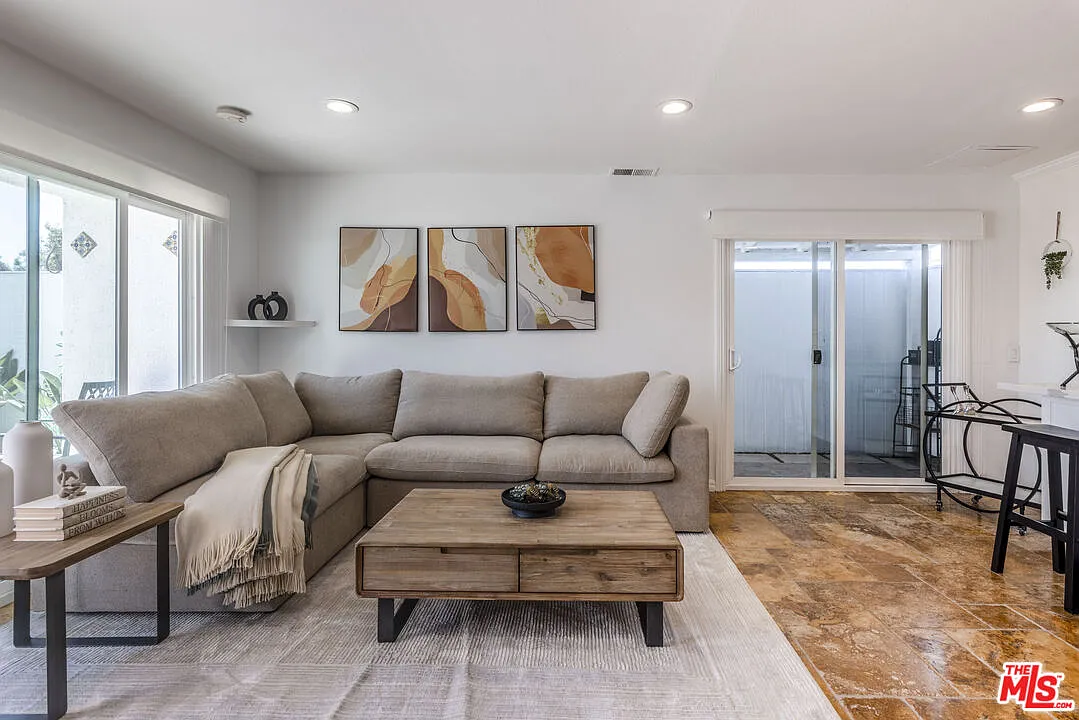 2 bed, 1.5 bath, 1019 sqft, $6,750 — Photo 2