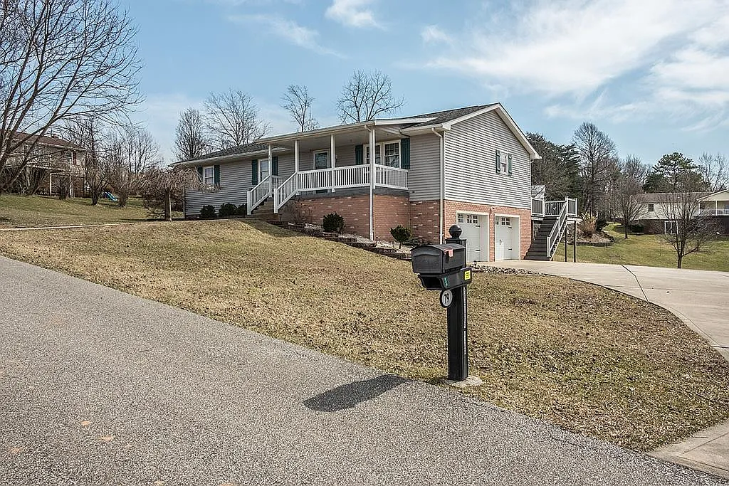 79 Heather Rd photo 1