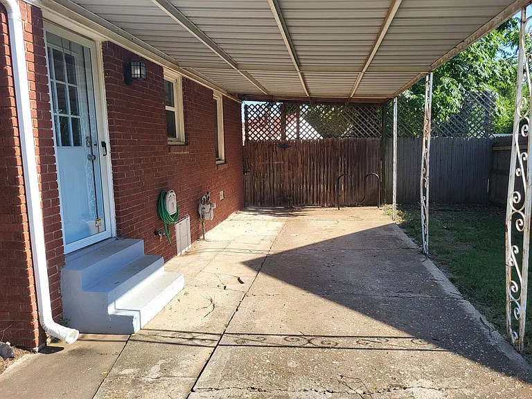 414 E 6th St — Photo 23