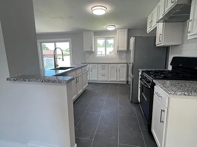 9240 King Way — Photo 5