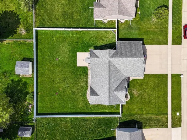 4854 Yellowstone Dr, Waterloo, IA 50701