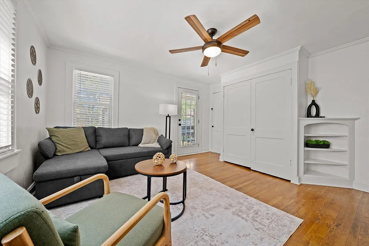 1111 W 41st St — Photo 3