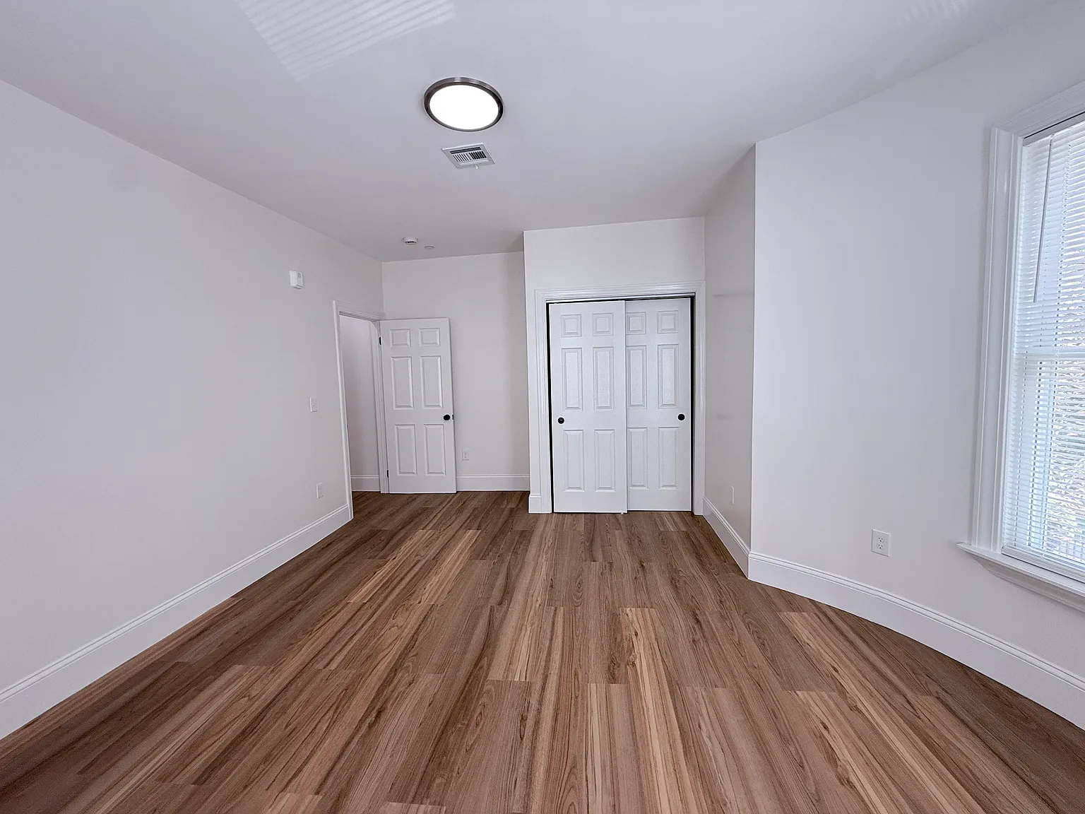 4 bed, 9999 sqft, $5,000 — Photo 3