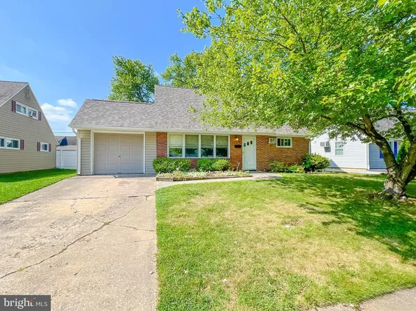 14 Vitaloak Ln, Levittown, PA 19054