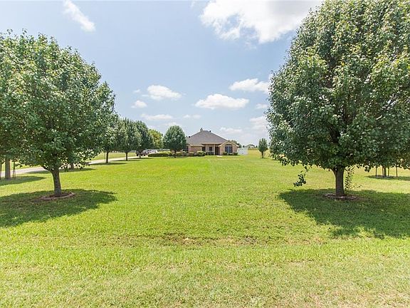 3rd image of 824 Meadow Lark Ln