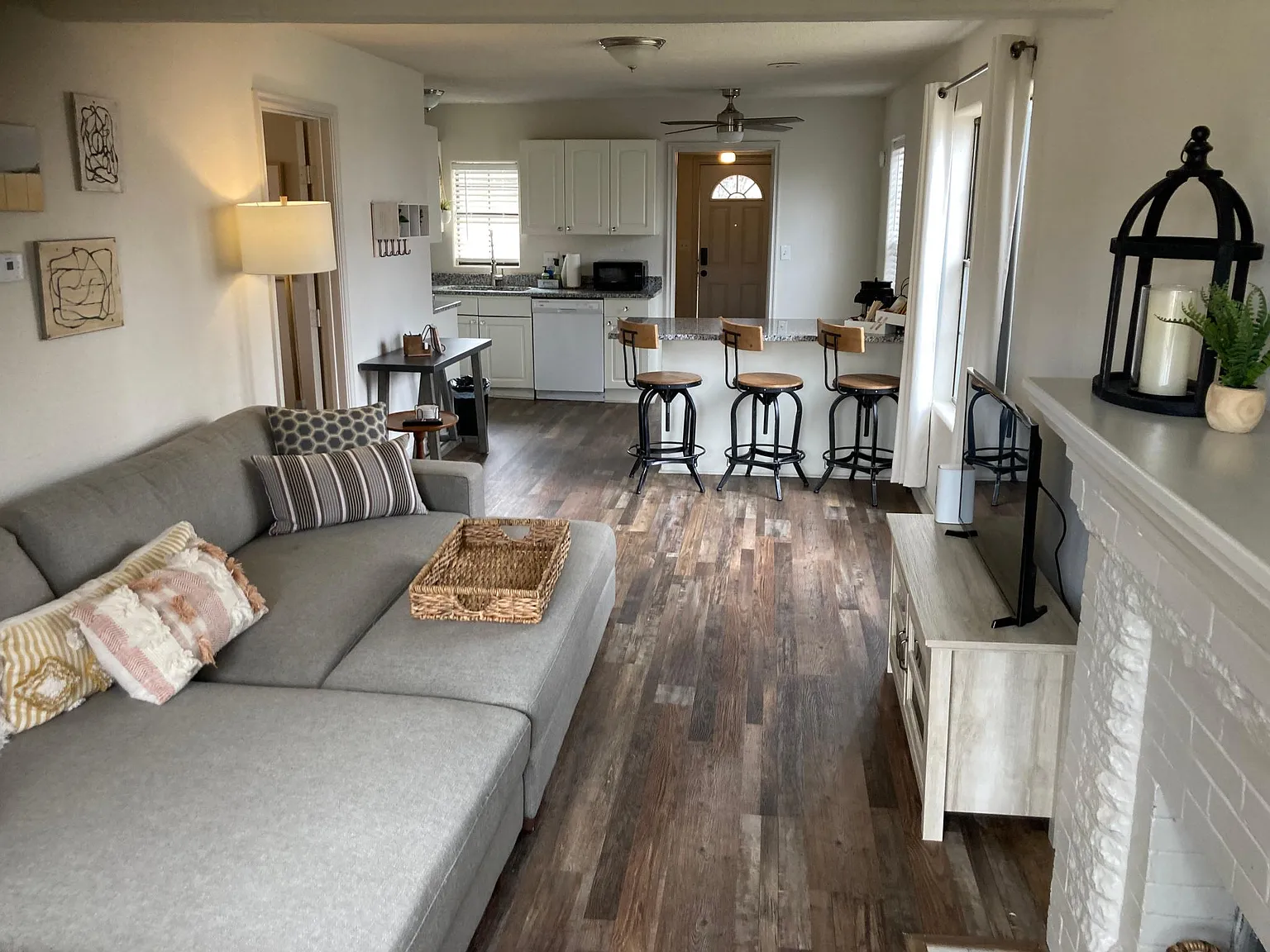 1348 S Oswego Ave — Photo 3