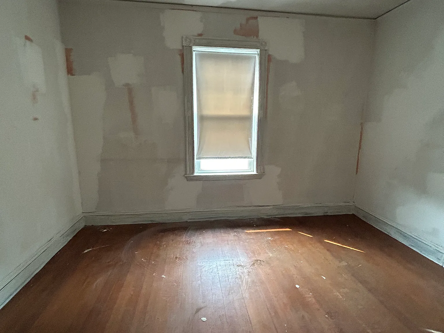4 bed, 1.5 bath, 99 sqft, $4,500 — Photo 2