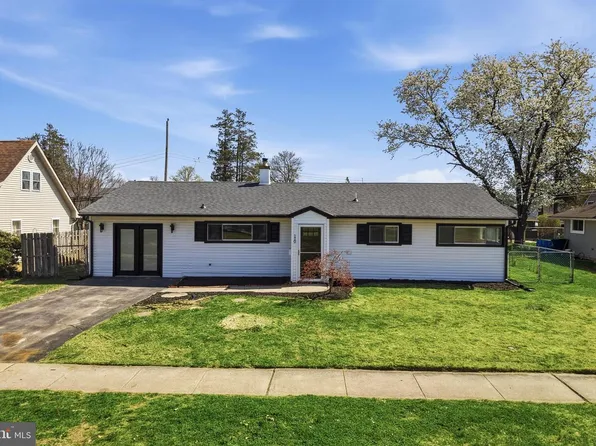 110 Deep Dale Dr E, Levittown, PA 19056