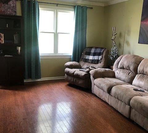 3rd image of 203 Tarrytown Dr