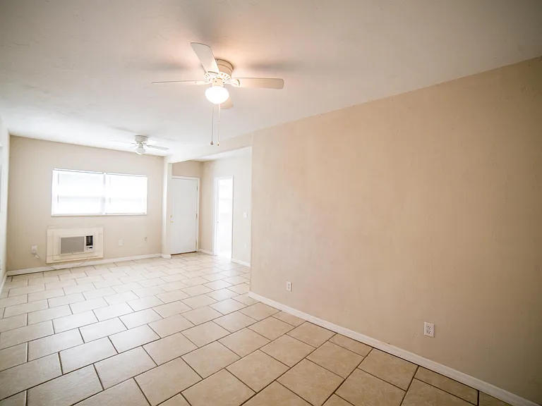 1079 SW 11th Ter — Photo 24