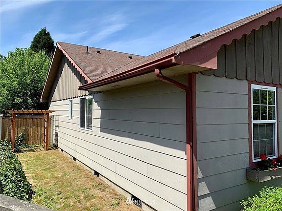 2nd image of 5901 Thornbury Dr SE