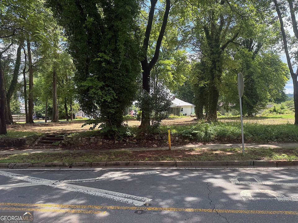 2nd image of 801 Maple Ave SW