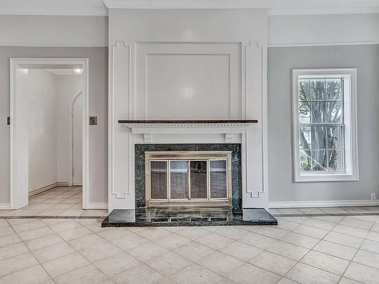 112 Cloverleaf Ave — Photo 2