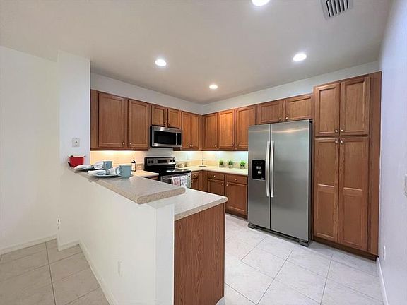 4th image of 1019 W Longport Cir #5B