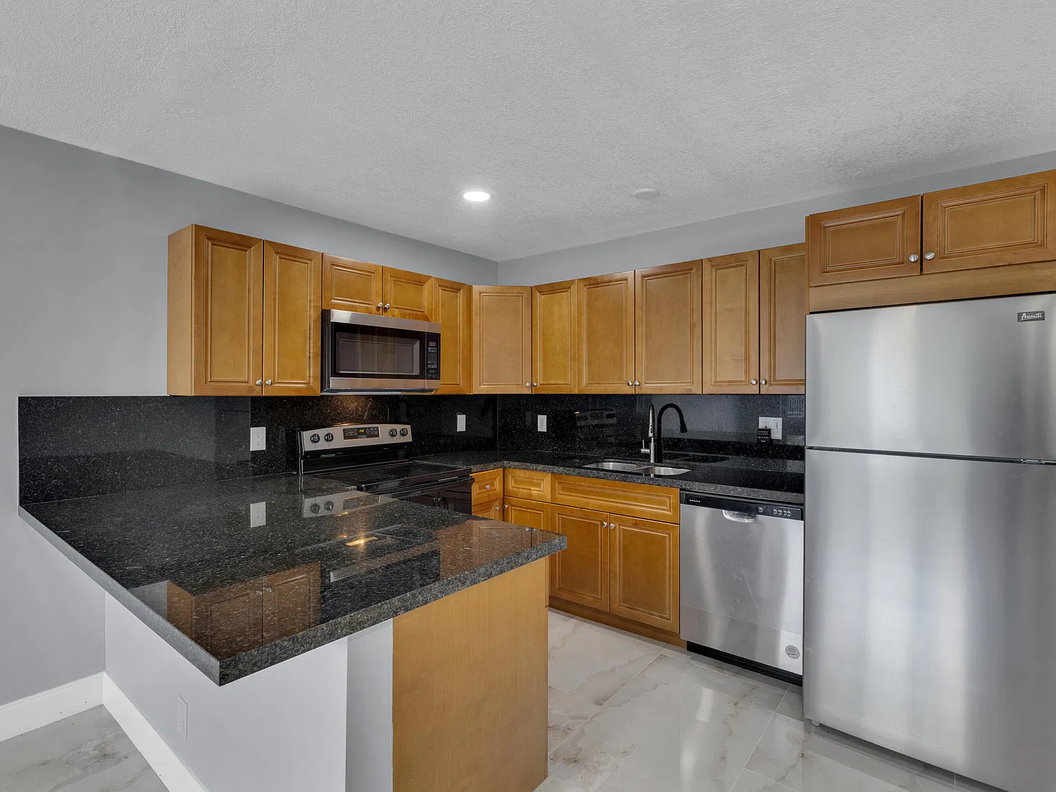 3 bed, 1.0 bath, 858 sqft, $2,500 — Photo 4