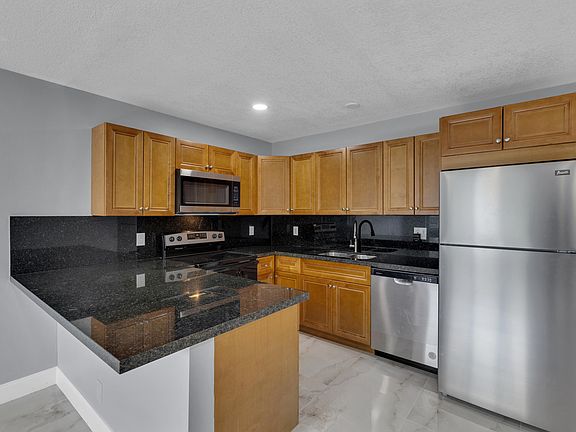 4th image of 802 SW 10th St #802