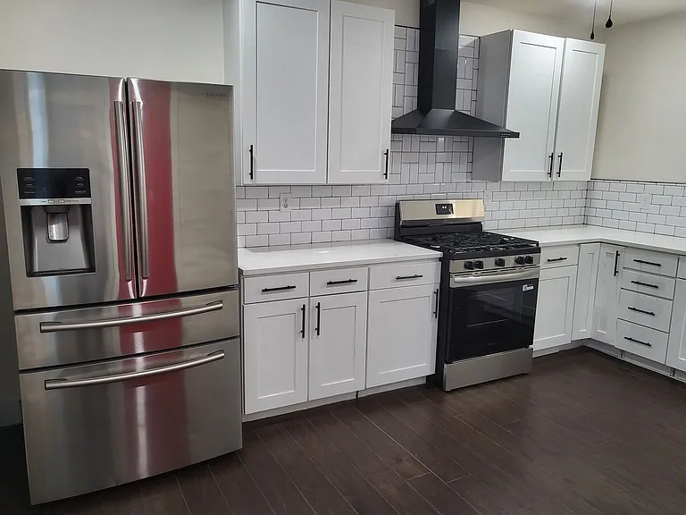427 Floyd Ave — Photo 2