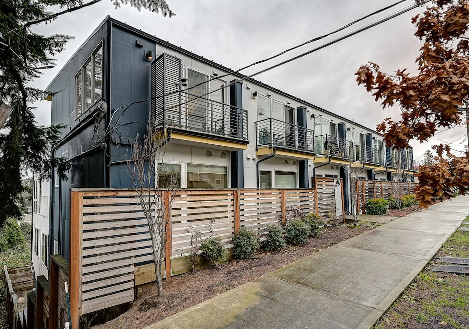 Gorgeous 3Bed/2.5 Bath Townhome in Queen Anne! — Photo 1
