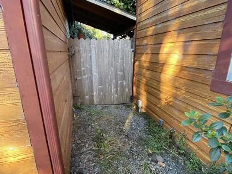 1213 Spear Ave — Photo 2