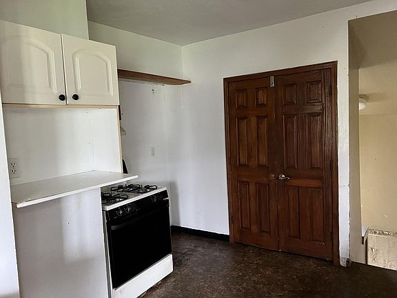 5th image of 575 W Hickory St