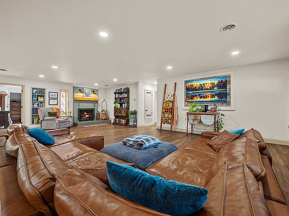 5th image of 230 Cove Cir