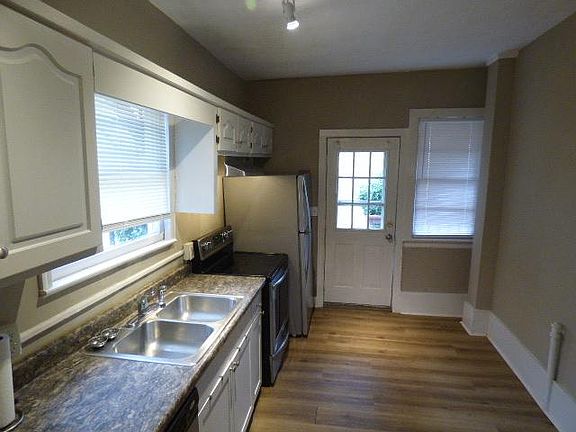 gorgeous kitchen with eat-in area, loads of cabinet and counter space