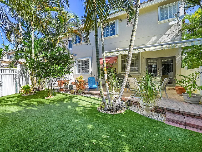 2922 Port Royale Ln S — Photo 38
