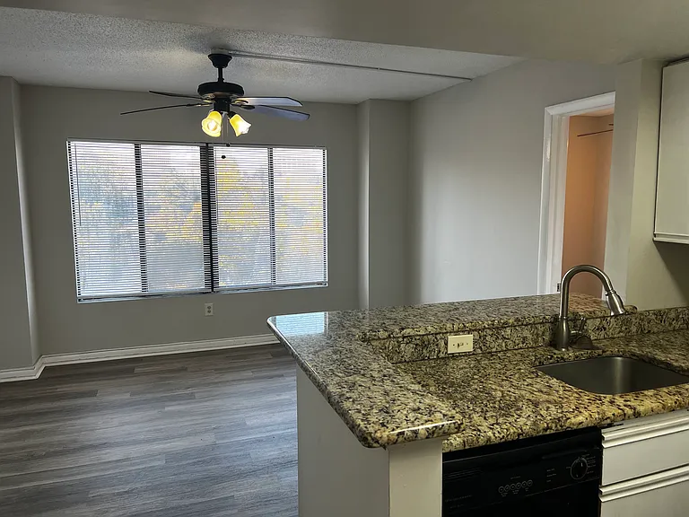 1600 Park Cir #702 — Photo 3