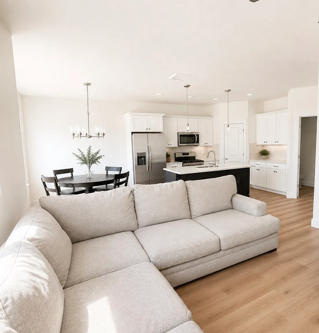 5 bed, 3.5 bath, 2414 sqft, $525 — Photo 2