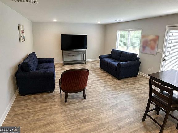 4th image of 200 Woodlands Dr