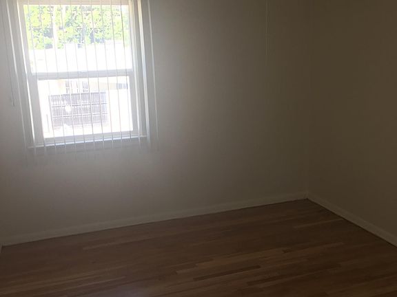 3rd image of 113 1/2 N Screenland Dr
