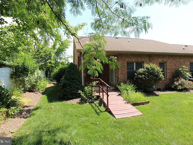 227 Donna Dr — Photo 4