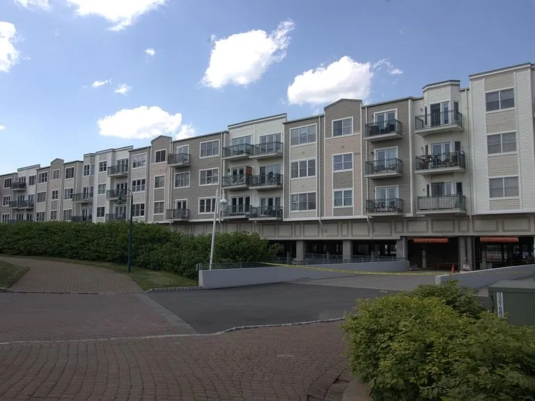 340 The Promenade — Photo 44
