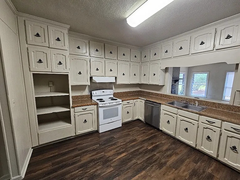 327 N Main St — Photo 5