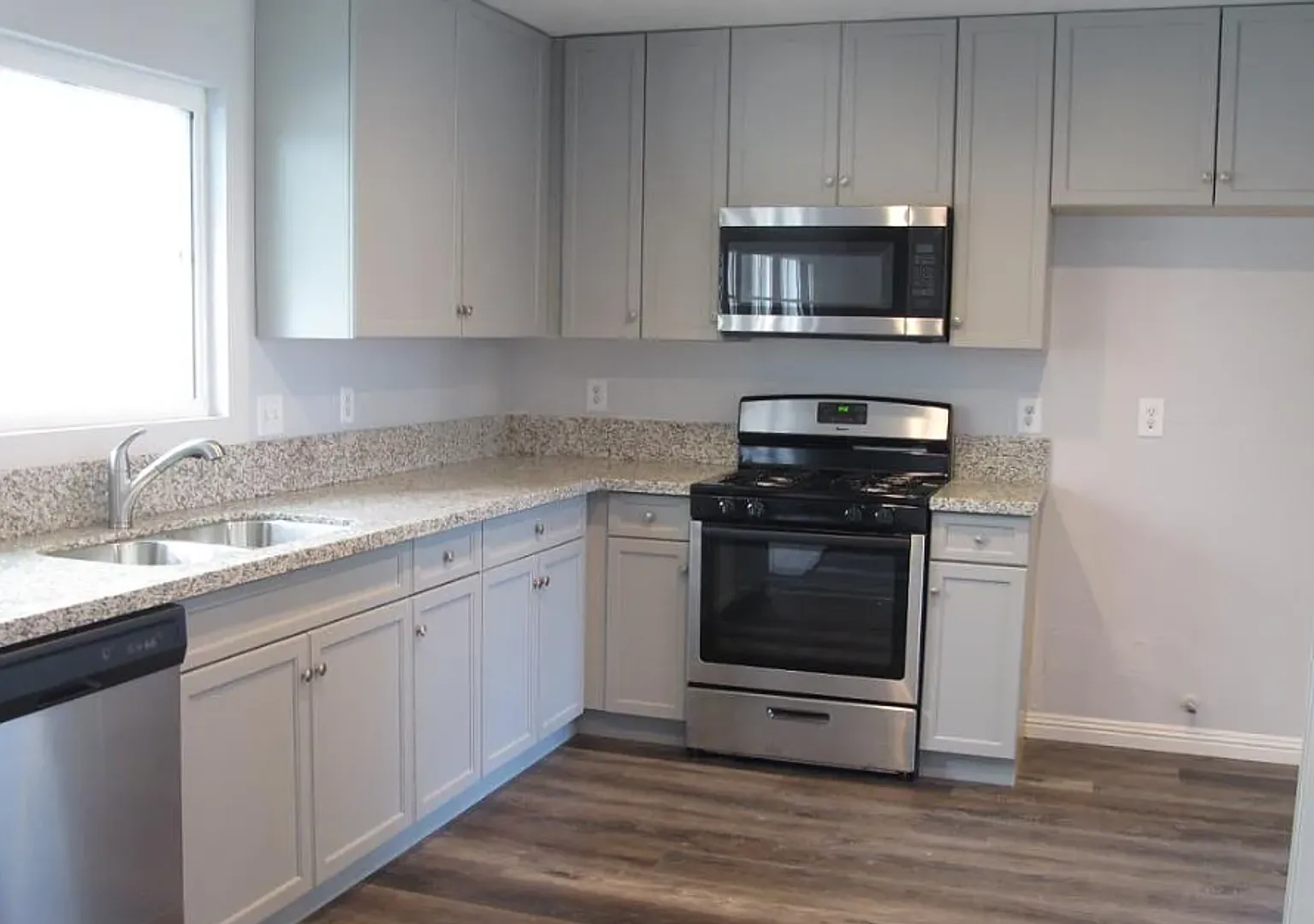 4 Bedroom 2 Bathroom Pool Home in Corona! — Photo 4