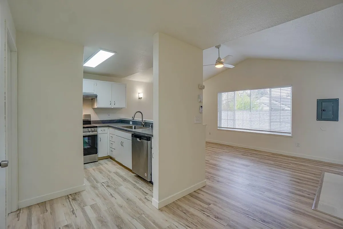 Building Photo - Park Crest Townhomes