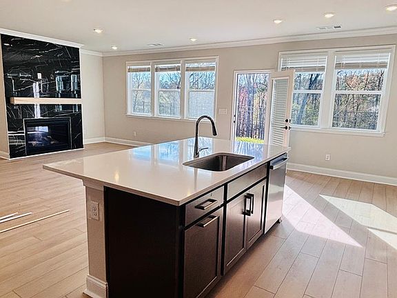 4th image of 895 Elderberry Ct
