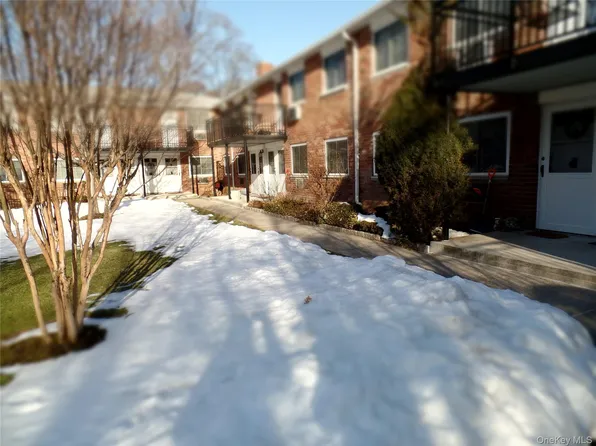 1233 Melville Rd #24, Farmingdale, NY 11735