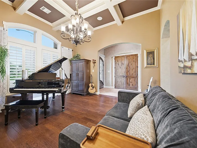 2404 Lancaster Ct — Photo 4