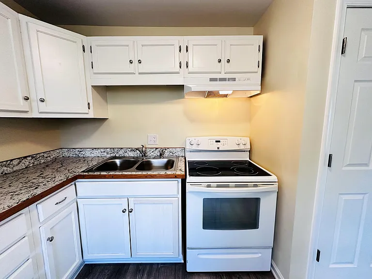 1111 E 11th St #B — Photo 9