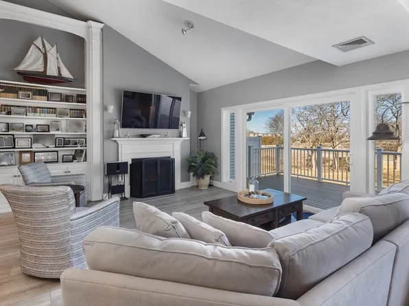 11 Fairway Dr, Plymouth, MA 02360