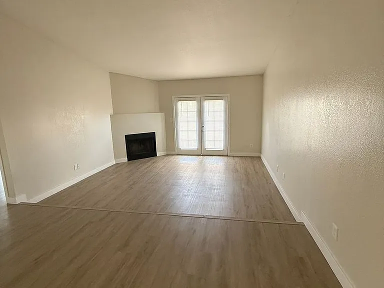 3046 N 24th Dr — Photo 11