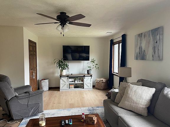 2nd image of 134 Hideaway Dr