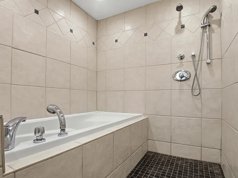 Saroni Dr — Photo 22