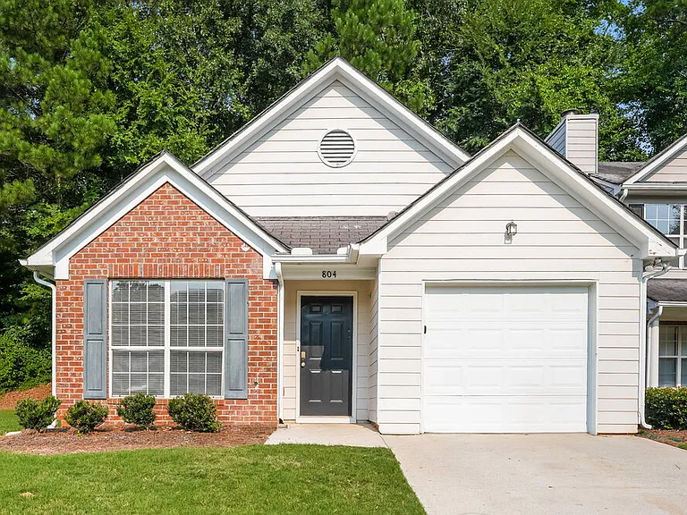 804 Hillandale Ln — Photo 1