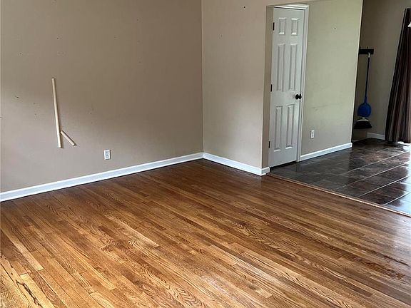 4th image of 1365 Acredale Dr