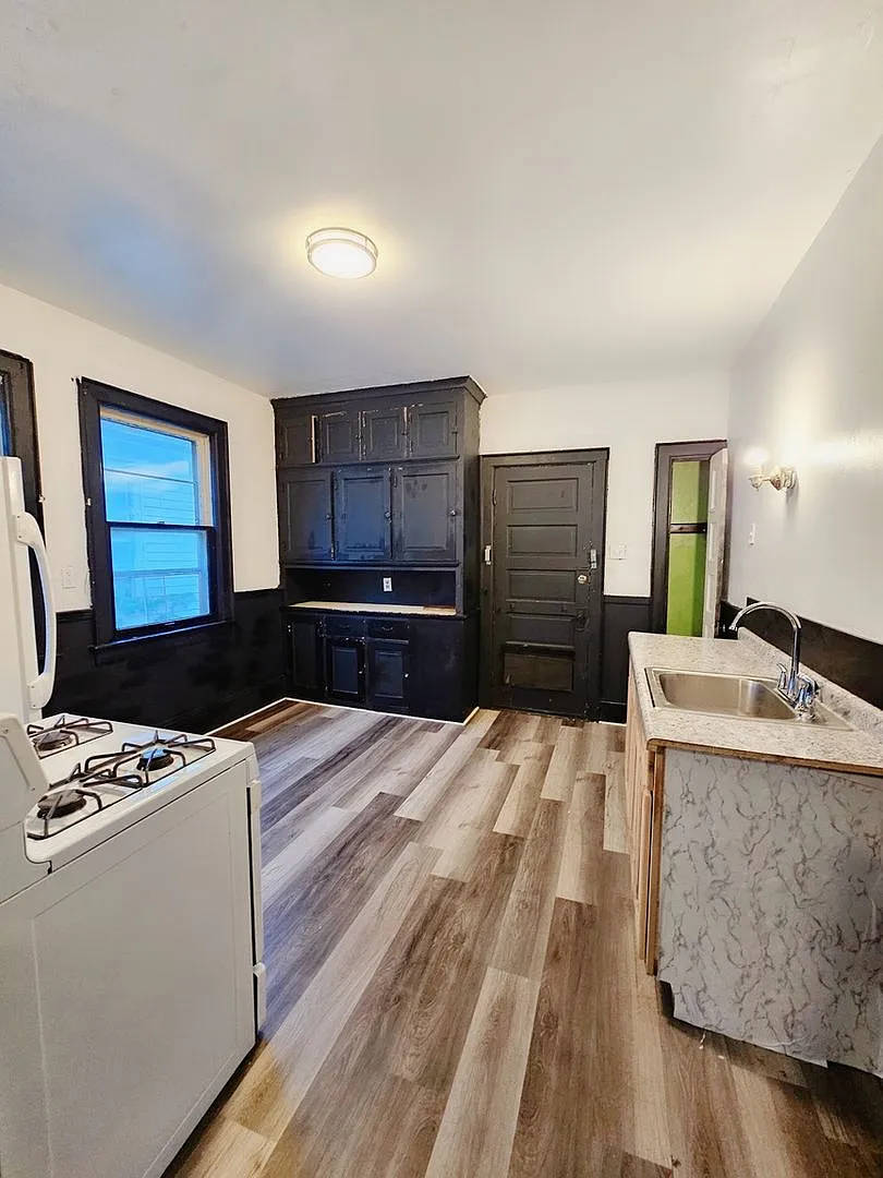 Charming 3BR Duplex in Milwaukee — Photo 2